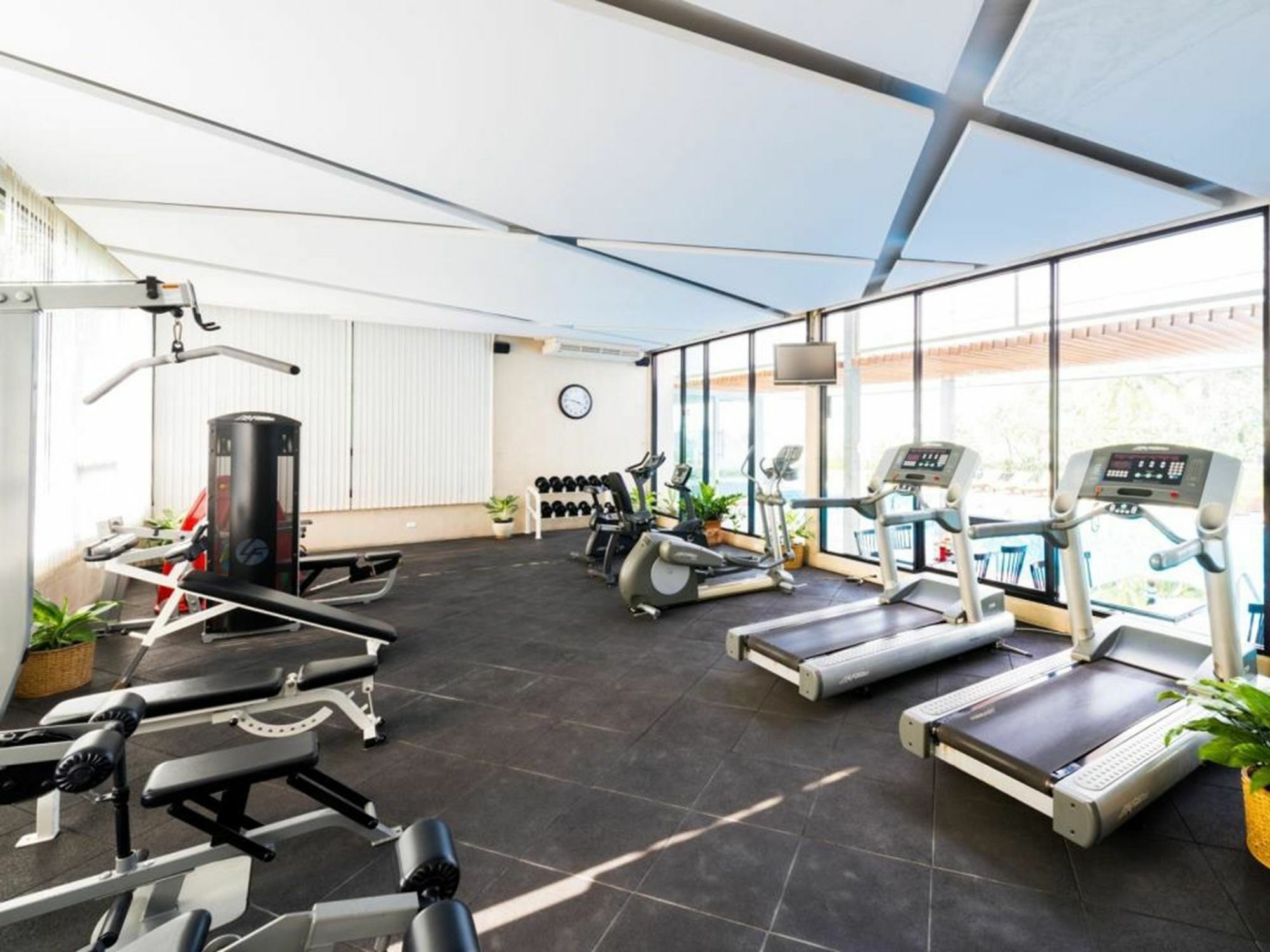 Laemtong Serviced Apartment Сирача Экстерьер фото