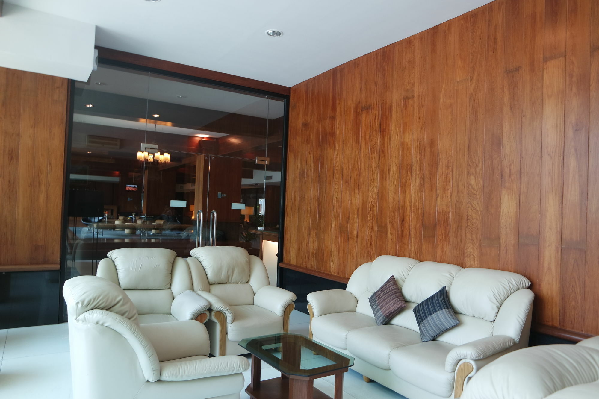 Laemtong Serviced Apartment Сирача Экстерьер фото